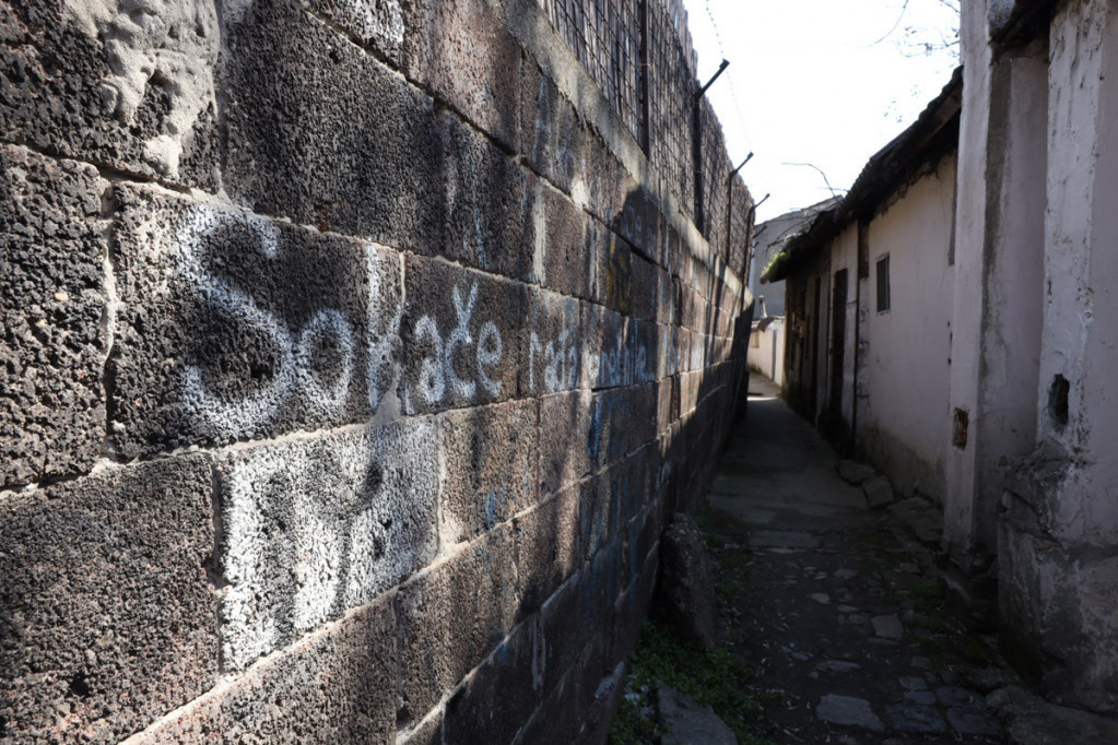 Prošli smo kroz najužu ulicu u Beogradu: Komšije se jedva mimoilaze, a jedan natpis posebno privlači pažnju (FOTO/VIDEO)