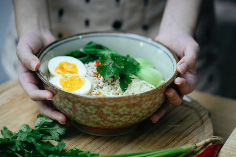 Da li ste se ikada zapitali zašto žumanca tvrdo kuvanih jaja imaju zeleni prsten? I da li su bezbedna za jelo?