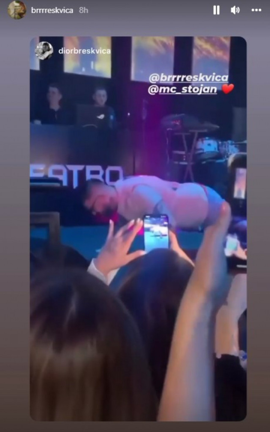 Novi trend zavladao estradom! Posle Topalka i MC Stojan radi sklekove na nastupu (FOTO)