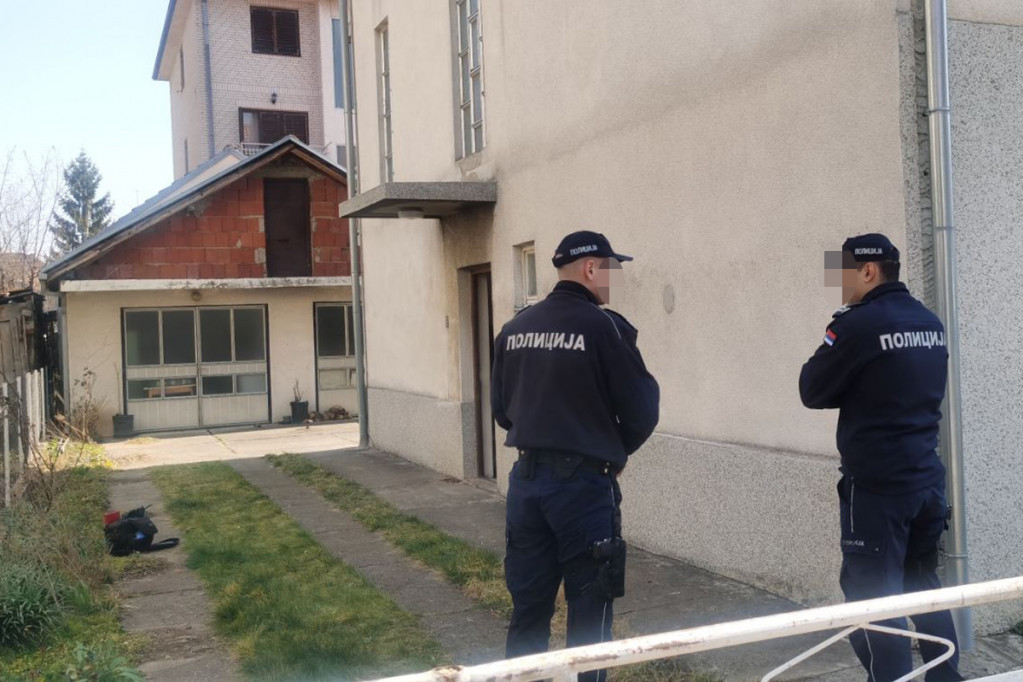 Prvi snimci iz naselja gde su pronađeni mrtvi supružnici: Uzrok smrti i dalje misterija (VIDEO)