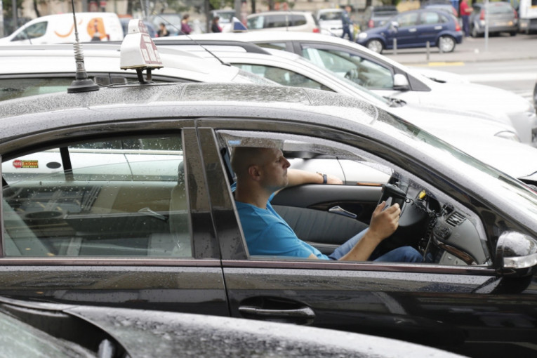 Stranka naručila vožnju, pa pobesnela zbog gužve: Odgovor taksiste na njen gnev nasmejao sve! (FOTO)