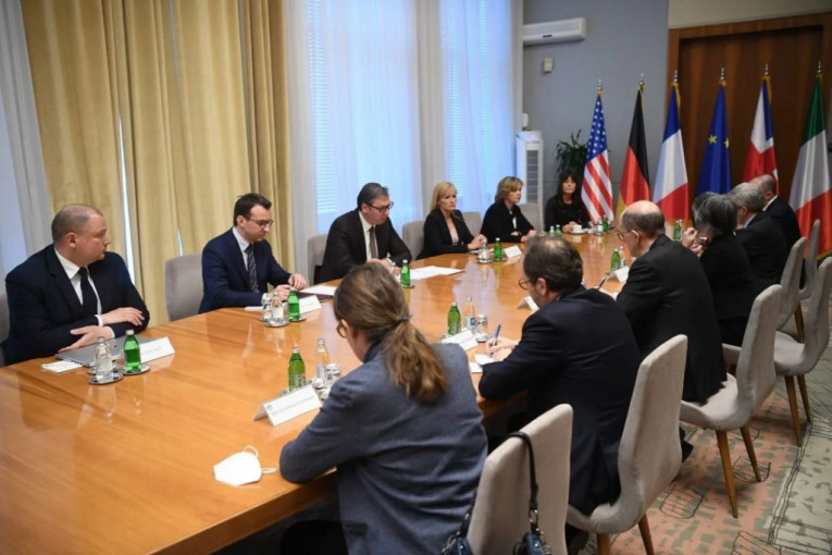 Vučić na hitnim konsultacijama sa ambasadorima Kvinte