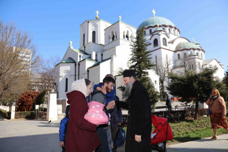 Patrijarh Porfirije se sastao s porodicom izbeglom iz Ukrajine: "Hristos od nas očekuje, da pomognemo nevoljnicima" (FOTO)