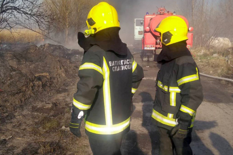 Snimak nakon teške nesreće kod Obrenovca: Vatrogasci sekli vozilo da bi izvukli povređene (VIDEO)