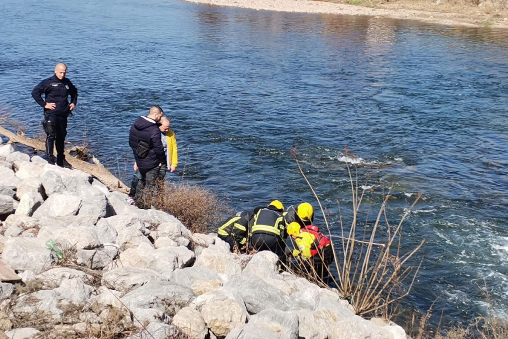 Na obali Plivskog jezera pronađeno telo žene: Užas u Jajcu (FOTO)
