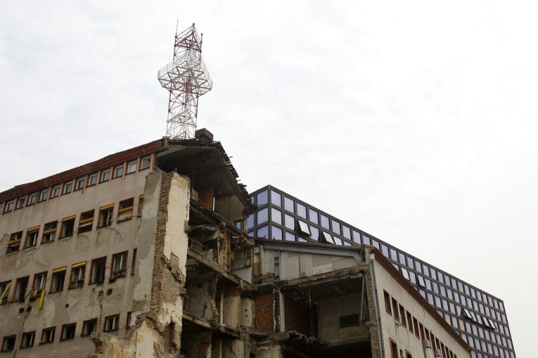 Naslovne strane dnevnih novina: Prelistavanje štampe za 24. april 2026. godine