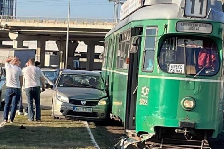 Udes kod "Buvljaka": Sudarili se tramvaj i automobil, ima povređenih!