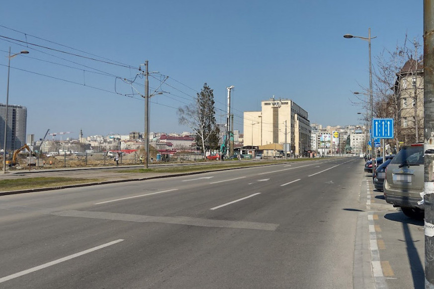 Sudar autobusa i automobila u Savskoj! Povređen stariji čovek, na terenu Hitna pomoć i vatrogasci