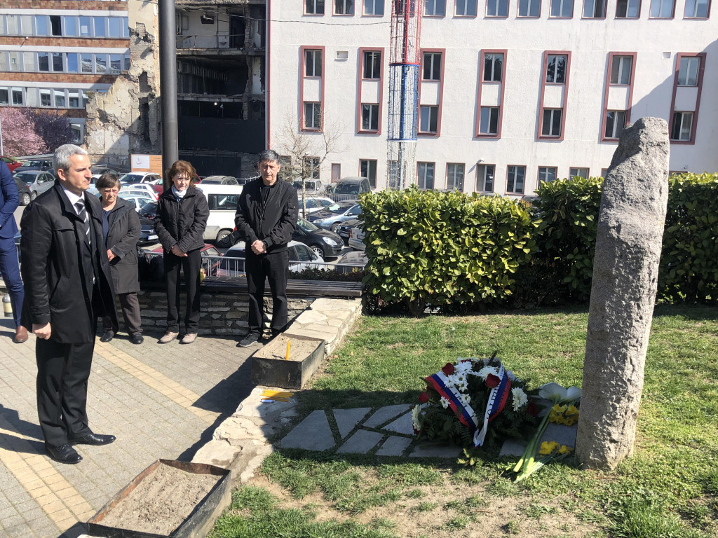 Položeni venci povodom 23. godišnjice NATO agresije: "Zašto je 16 radnika RTS-a moralo da strada radeći svoj posao?"