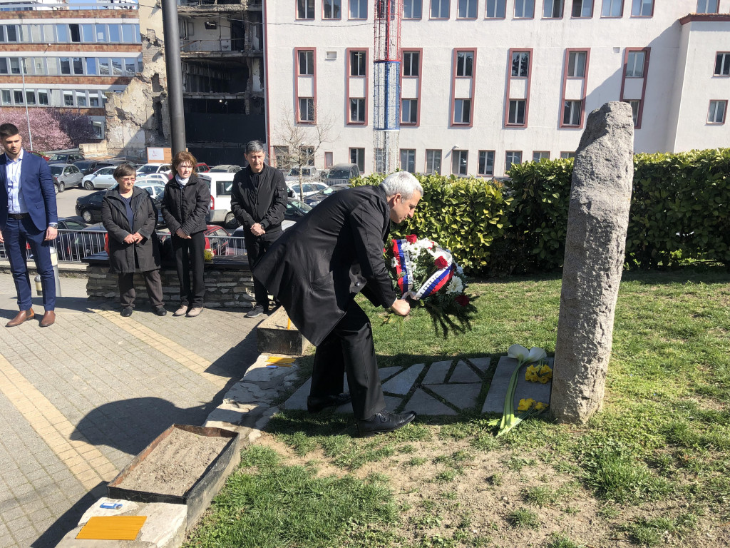 Položeni venci povodom 23. godišnjice NATO agresije: "Zašto je 16 radnika RTS-a moralo da strada radeći svoj posao?"