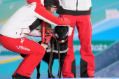 Pas vodič je bio tako uzbuđen tokom primanja medalje na olimpijskom podijumu