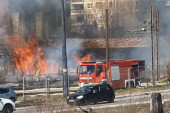 Veliki požar u Sarajevu: Gori kod hotela Grand, vatra zahvatila i prugu