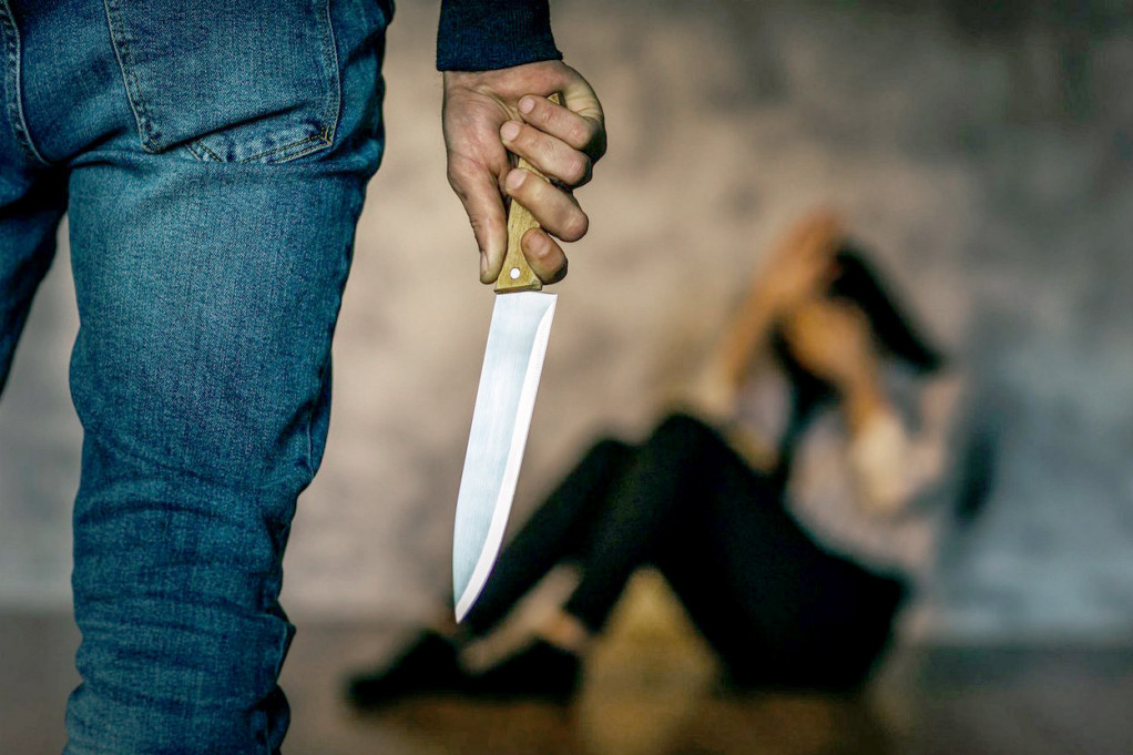Užas u Borči: Stavio ženi nož pod grlo i pretio da će da je zakolje!