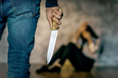 Horor u Sopotu: Puškom, noževima i sekirom pretio supruzi!