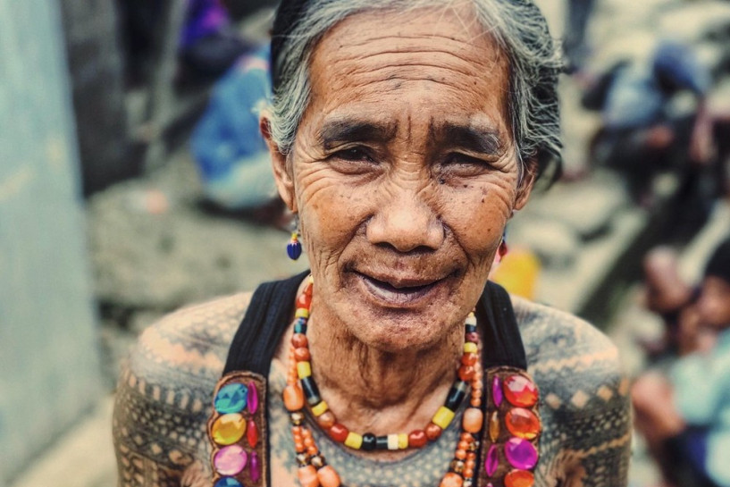 Turisti iz celog sveta hrle u skriveno planinsko selo da ih tetovira ova stogodišnjakinja