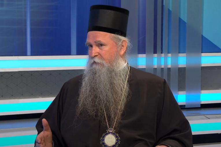 Sramne provokacije na Cetinju! Dobacivali mitropolitu Joanikiju, on im odgovorio dostojanstveno (VIDEO)