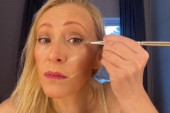 Žena oduševila trikom koji traje manje od minut, a stvara efekt zategnutog lica (VIDEO)