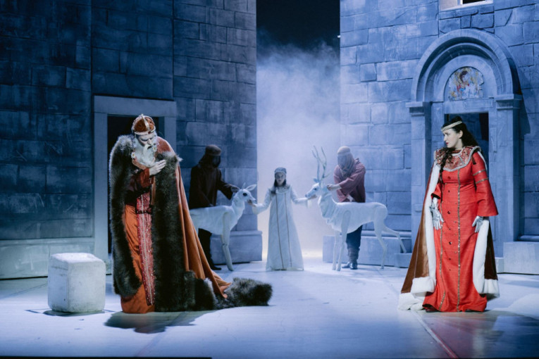 Priča o tragičnoj ljubavi i tajni srebrnog krsta: Spektakularna premijera opere „Vladimir i Kosara“ u SNP (FOTO)