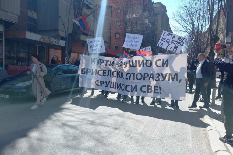 Hiljade Srba protestuju u Gračanici i Severnoj Mitrovici:  "Mirom protiv Kurtijevog nasilja" (FOTO/VIDEO)
