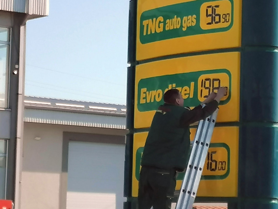 Da li da se nadamo jeftinijem benzinu: Nafta polako ponire, hoće li se trend održati?
