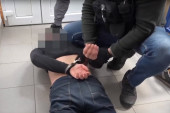 Muškarac iz Kusatka uhapšen zbog nasilja u porodici: Nožem i viljuškom pretio roditeljima