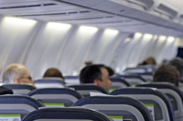 Da li znate zašto vas stjuardesa odmeri od glave do pete kad ulazite u avion?