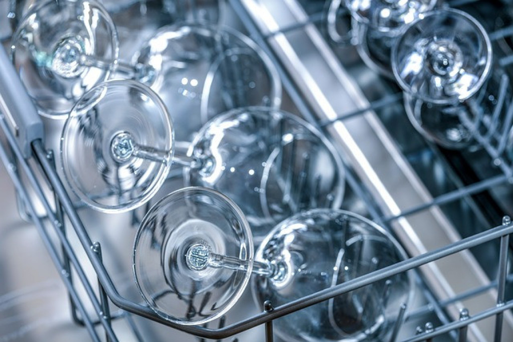 Imate problem sa pranjem visokih čaša u mašini za sudove? Rešenje je nadohvat ruke