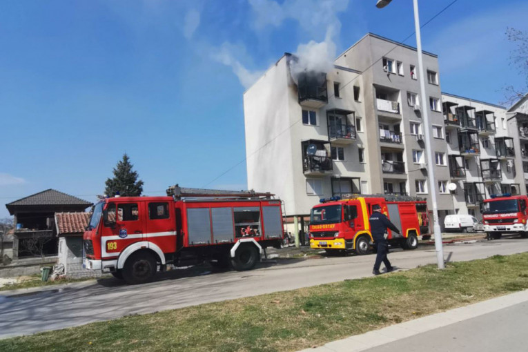 Izgoreo stan u Obrenovcu: Jedna osoba prevezena u bolnicu! (FOTO/VIDEO)