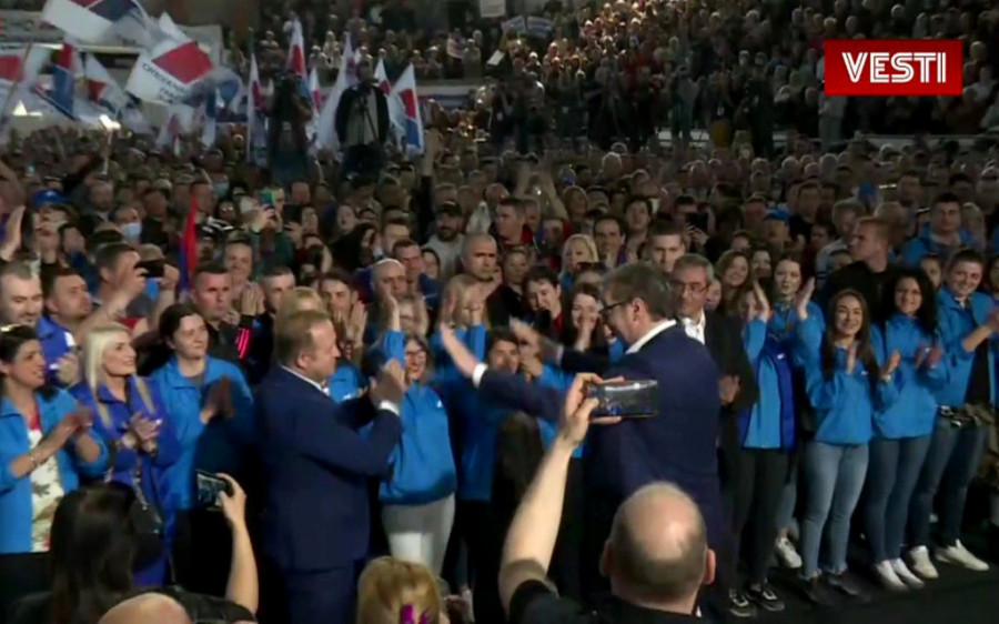 Vučić u Boru najavio izgradnju bolnice: Dočekao ga veliki broj ljudi u sportskoj hali (FOTO)