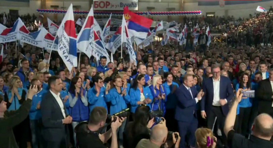 Vučić u Boru najavio izgradnju bolnice: Dočekao ga veliki broj ljudi u sportskoj hali (FOTO)
