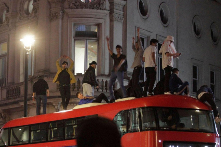 Tridesetak tinejdžera divljalo u gradskom prevozu: Posle žurke napravili haos!