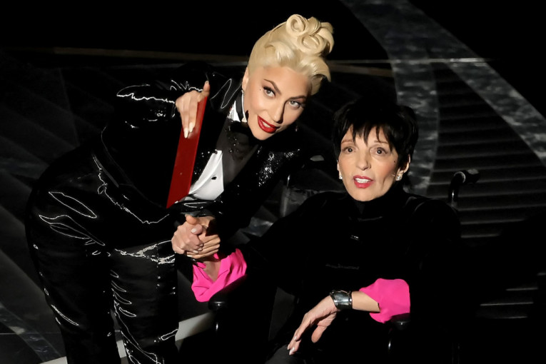 Lajza Mineli ne može da ustane iz kolica! Lejdi Gaga sve vreme uz nju: „Znate koliko volim da radim s legendama" (FOTO)