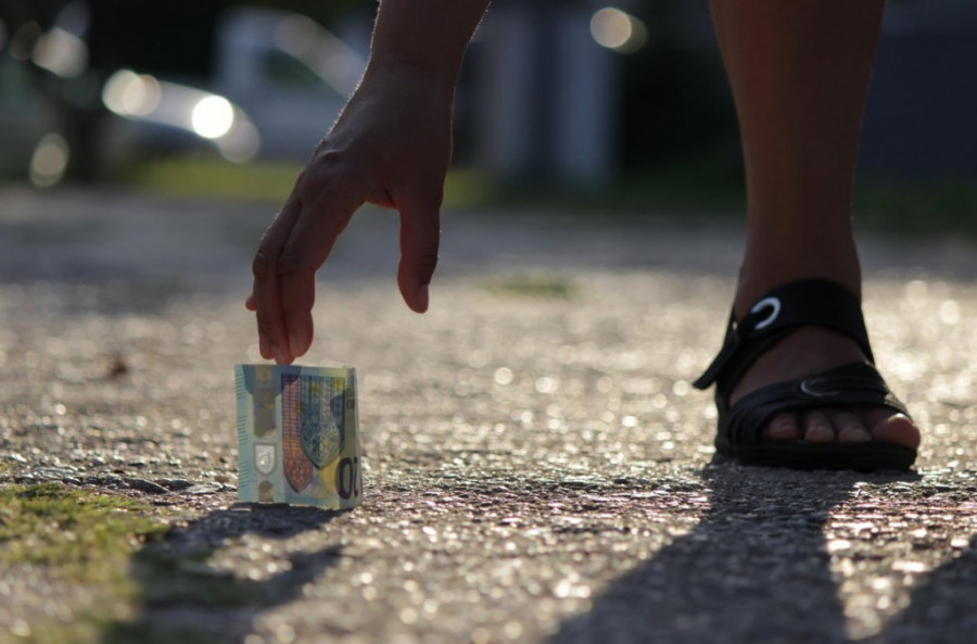 Tašna na podu je novac napolju! Najčudnija sujeverja za koja ljudi veruju da će im doneti bogatstvo