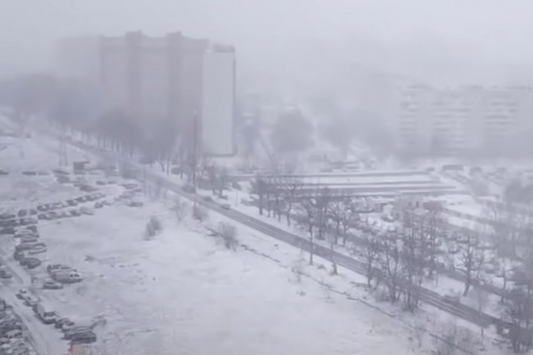 Moskva na udaru snežne oluje: 18 automobila se slupalo u lančanom sudaru (VIDEO)