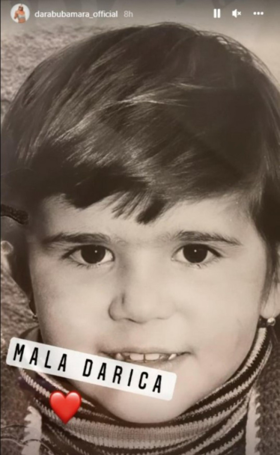 Danas je najatraktivnija pevačica, a ranije je imala mušku frizuru i razdvojene zube: Prepoznajete li damu sa slike? (FOTO)