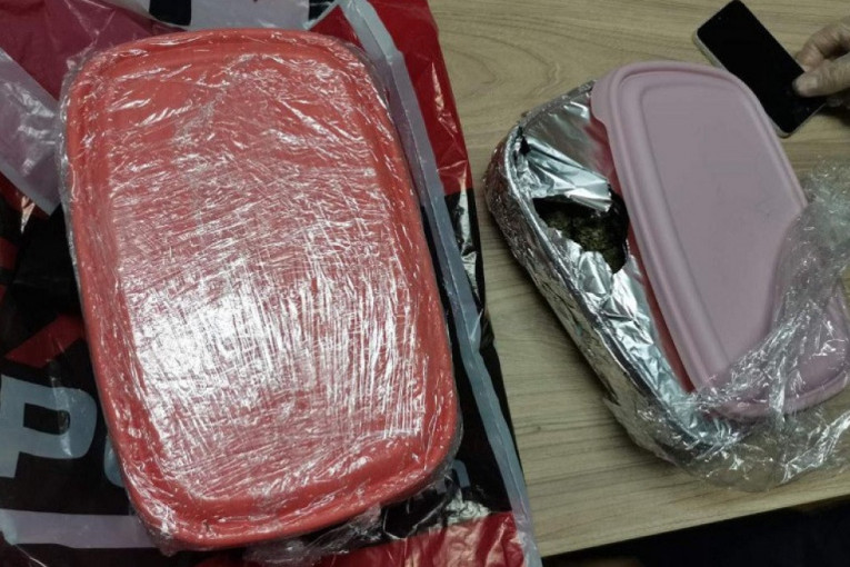 Policija pretresla mladiće dok su bili u taksiju i šokirala se: Na zadnjem sedištu nađene dve posude pune droge (FOTO)