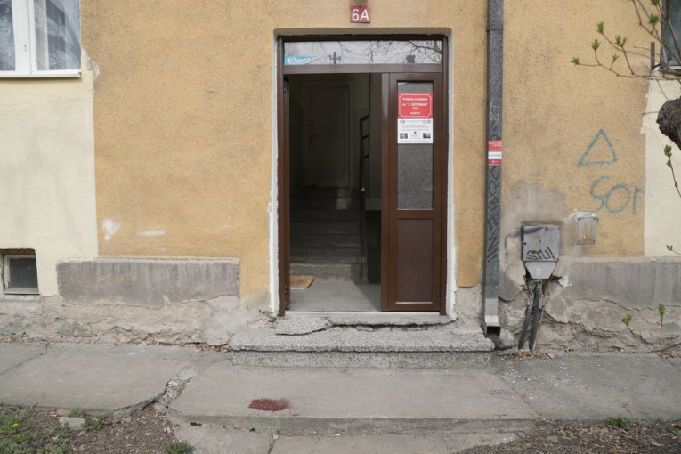 Verine papuče i dalje stoje ispred ukletog stana: Stravične scene u zgradi u kojoj je Dušan izvršio krvavi pir (FOTO/VIDEO)