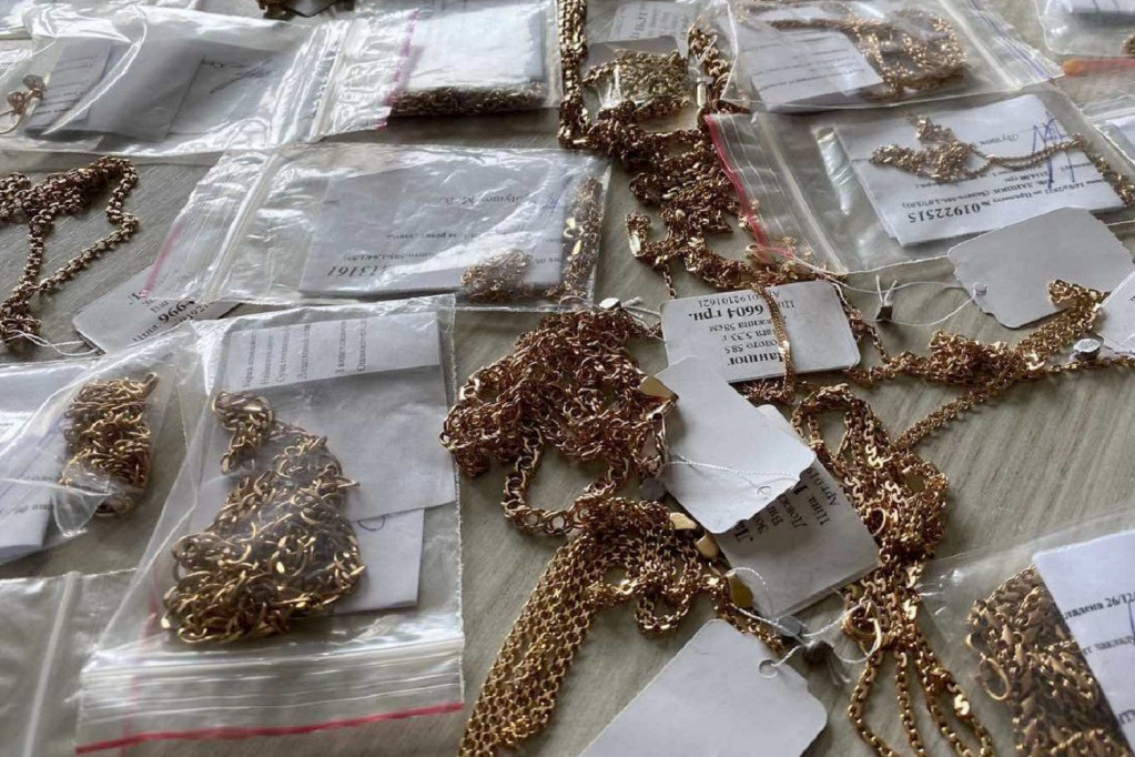 Nesvakidašnja zaplena na aerodromu u Skoplju: Kod osobe iz Srbije otkrivena 43 kilograma zlatnog nakita vrednog više od 2,3 miliona evra!