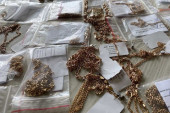 Nesvakidašnja zaplena na aerodromu u Skoplju: Kod osobe iz Srbije otkriveno 43 kilograma zlatnog nakita vrednog više od 2,3 miliona evra!