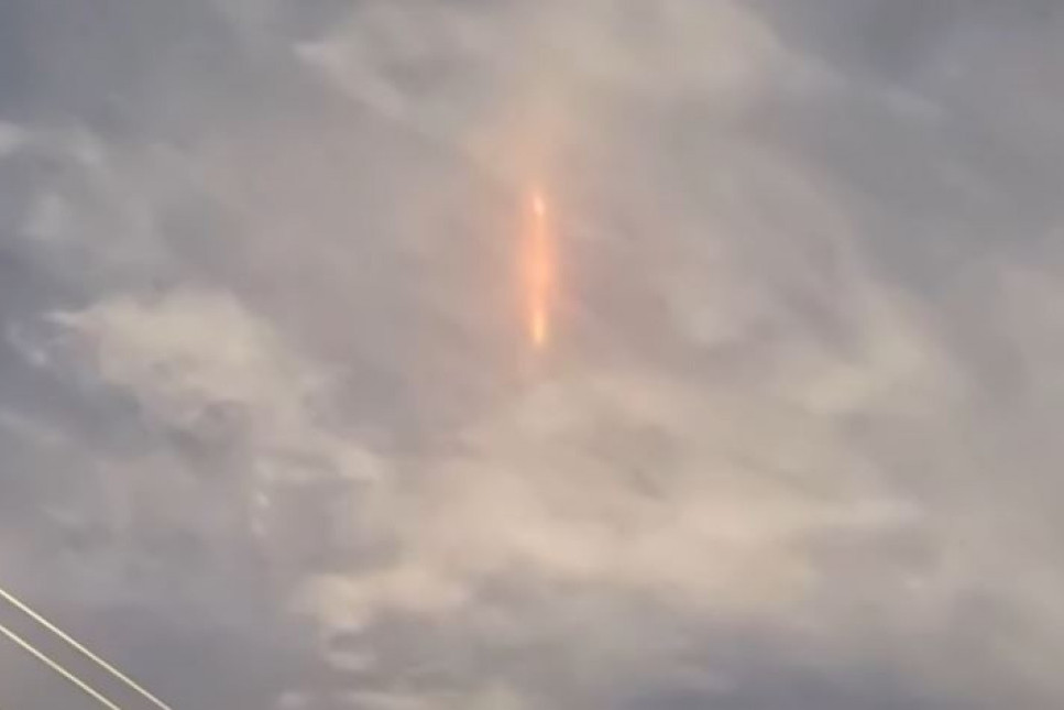 "Čarobnjaci nam daju tajni znak": Čudna linija na nebu podelila javnost, neki veruju da "dolaze vanzemaljci" (FOTO/VIDEO)