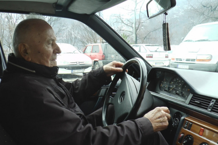 Savet deda Tike zlata vredan: Vozač u desetoj deceniji otkrio koja je tajna sigurne vožnje!