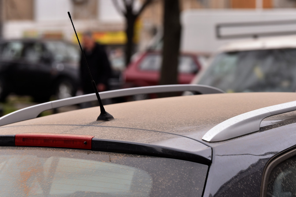 Perači kola trljaju ruke: Ponovo stiže crvena kiša, stručnjaci upozoravaju - mogu li biti opasne po zdravlje? (FOTO)