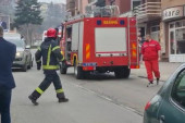 Užas u Aranđelovcu: Metalna konstrukcija ubila radnika, dvojica zarobljena na visini!