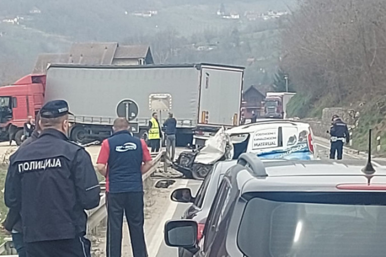 Teška saobraćajna nesreća kod Ovčar Banje: U sudaru kamiona i putničkog vozila poginuo vozač!