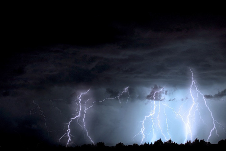 Superćelijska oluja paralisala Mađarku: Grmljavina i munje "parale" nebo, stiglo i zvanično upozorenje