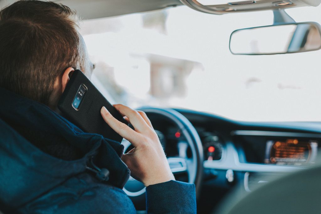 Pooštreni propisi za korišćenje telefona u vožnji: Kazna i do 3.000 evra