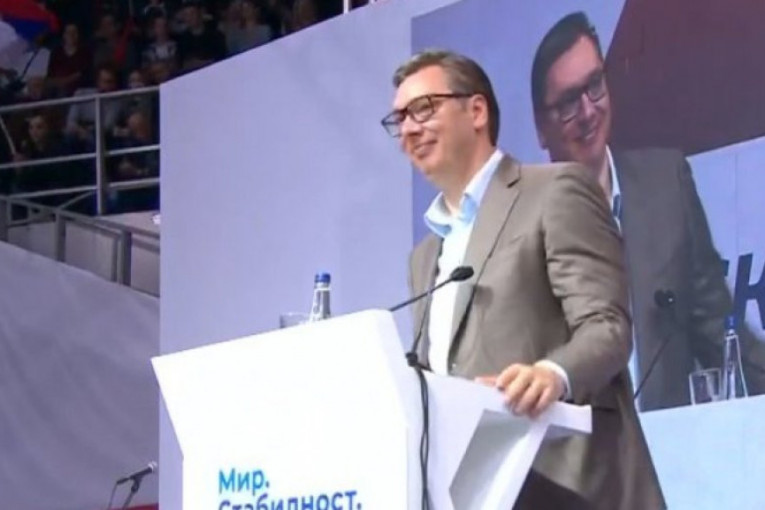 Vučić dočekan ovacijama u hali "Čair" "Niko ne može da zaustavi pristojnu Srbiju, ljudi se ne plaše tvitova i emisija" (FOTO)