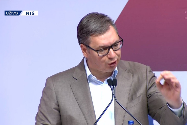 Vučić dočekan ovacijama u hali "Čair" "Niko ne može da zaustavi pristojnu Srbiju, ljudi se ne plaše tvitova i emisija" (FOTO)