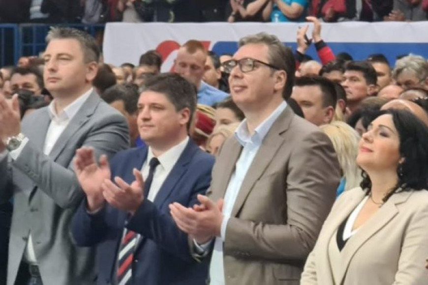 Vučić dočekan ovacijama u Paraćinu: "Idemo da ih pobedimo ubedljivije nego ikada"  (FOTO)