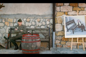 Dramatična istinita priča o izolovanoj enklavi na Kosovu: „Čekajući Handkea“ u bioskopima (FOTO/VIDEO)